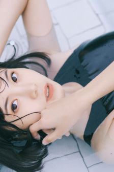 农村留守妇女在播放视频
